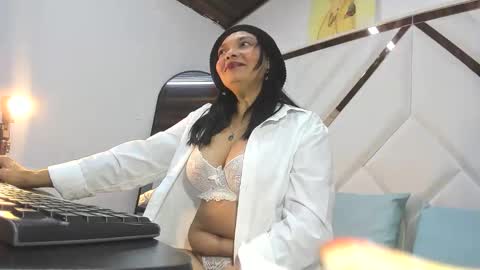 valeria_gil_ online show from April 19, 8:00 pm