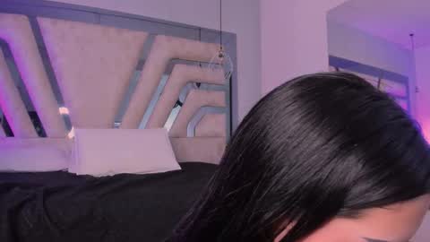 vanessaduval online show from October 31, 5:19 am