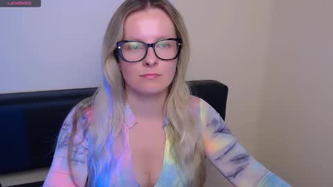 Mia online show from October 10, 8:09 am