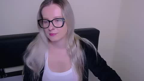 Mia online show from September 19, 6:39 am