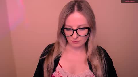 Mia online show from March 6, 6:29 pm