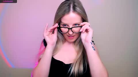 Mia online show from February 7, 1:25 pm