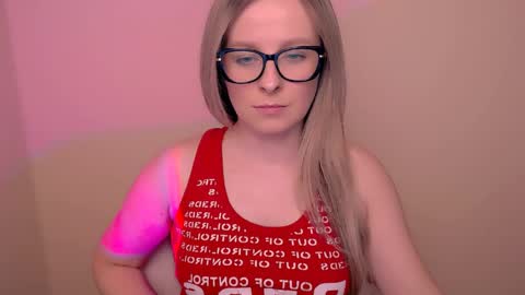 Mia online show from April 3, 6:15 pm