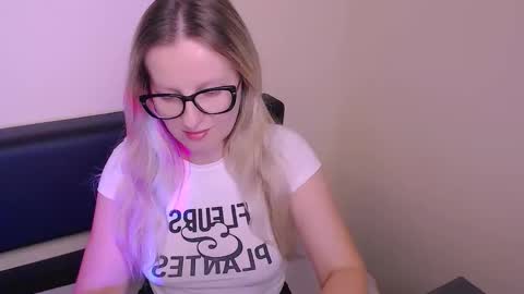 Mia online show from October 4, 7:17 am