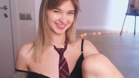 Snapshot of variety_moments chatting on March 11, 7:35 am Heeeeey Im Hanna the art of tease online show from March 11, 7:35 am