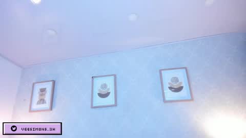 Vee Simons online show from April 1, 7:33 pm