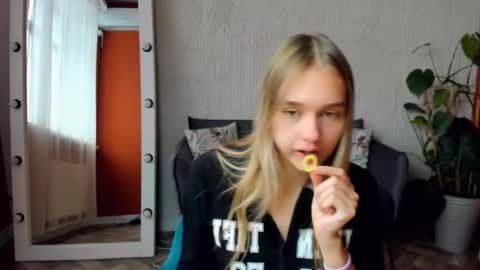 Snapshot of vel1ka chatting on October 24, 7:42 am Barbara online show from October 24, 7:42 am