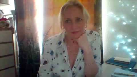 velka_raspberry online show from May 26, 3:18 pm