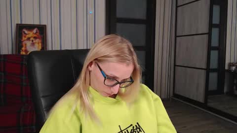 Snapshot of vikaericka chatting on September 16, 2:09 pm Vika online show from September 16, 2:09 pm