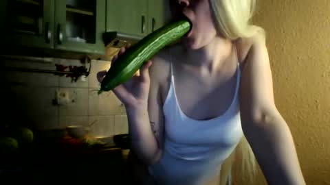 vikkivik00 online show from April 29, 8:46 pm