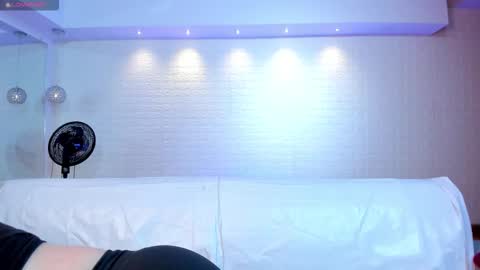 Snapshot of violeet_scott chatting on October 23, 11:01 am Violett Everyday From 0530 to 1430 Col Time online show from October 23, 11:01 am