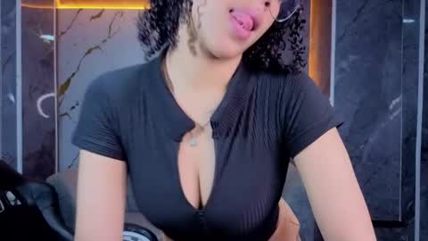 violeth_b online show from April 22, 1:18 pm