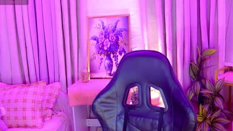 Snapshot of vixenluscious chatting on October 23, 1:29 am vixenluscious online show from October 23, 1:29 am