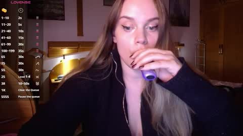 Lana online show from March 3, 9:00 pm