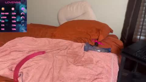 Snapshot of whiskey60 chatting on September 14, 2:29 pm Radek and Stella St. Rose online show from September 14, 2:29 pm