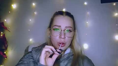 whitehex666 online show from January 9, 1:50 pm