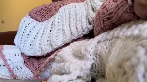 whitesweater online show from April 24, 6:37 am