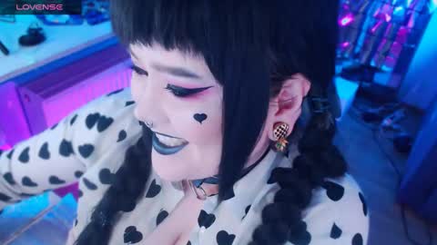 Laura  online show from January 31, 5:40 am