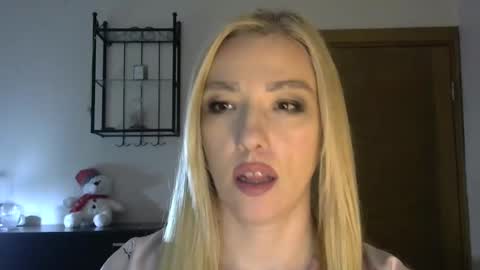 Snapshot of wild_silk_desire chatting on February 23, 2:25 pm Alina online show from February 23, 2:25 pm