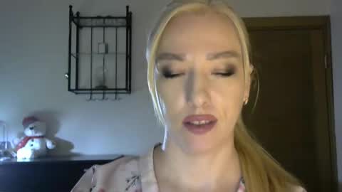 Snapshot of wild_silk_desire chatting on March 8, 11:27 am Alina online show from March 8, 11:27 am