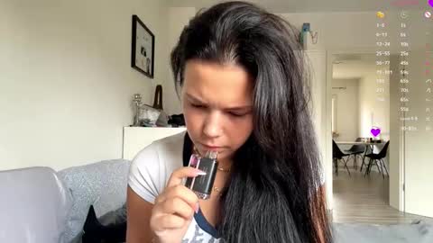 Mia online show from November 13, 8:06 am