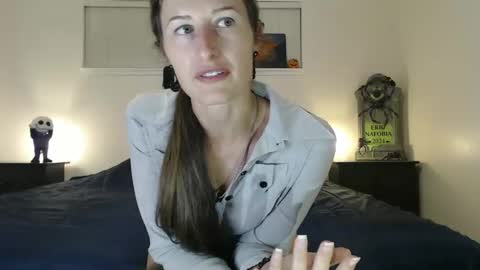 WildRose L - check my Pinned tweet if you dont see me online within 5 minutes after Ive sent email notifications online show from October 18, 2:05 am