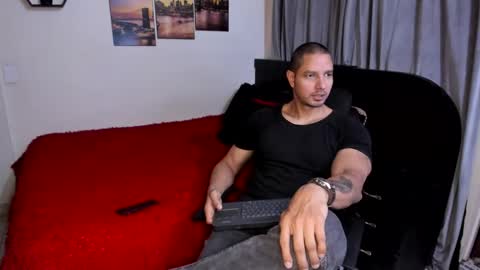 Magnus Dark independent model online show from April 15, 5:00 am