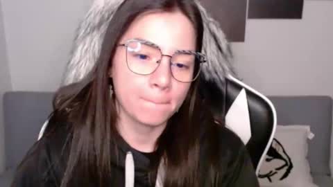 Snapshot of wolfs_daughter chatting on October 22, 2:48 am Alex online show from October 22, 2:48 am