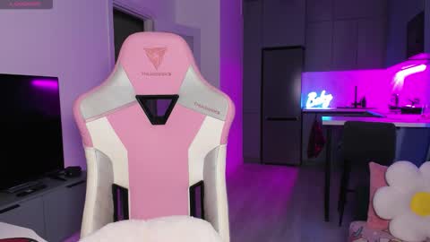 Emi online show from December 18, 4:13 pm