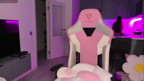 Emi online show from September 15, 7:04 pm