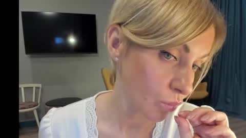 xvaleriax0 online show from September 10, 5:25 pm