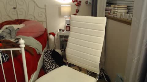 Strawberry Jane online show from December 9, 4:01 am