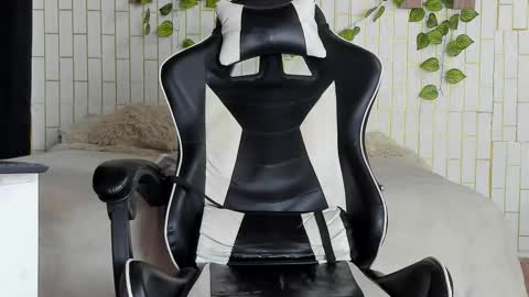 yacksson_lawrence online show from February 23, 12:02 am