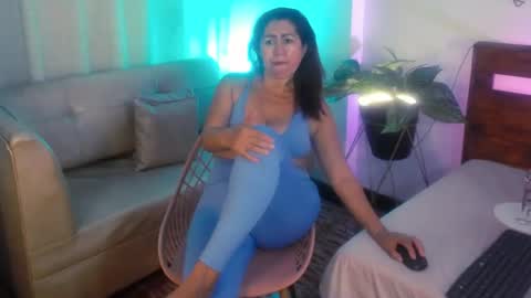 Yeseniaa25  online show from September 23, 7:31 pm