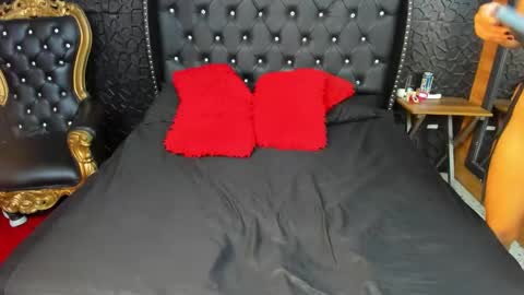 yiyisandoval online show from October 14, 7:39 pm