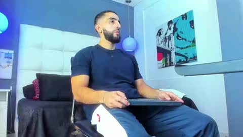 Yiyo online show from December 4, 4:45 am