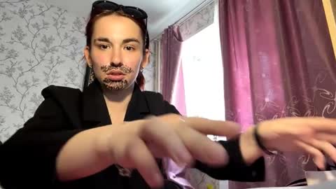 Mia online show from June 6, 1:06 pm