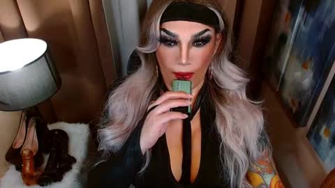 QUEEN MADISON  online show from February 5, 6:50 am