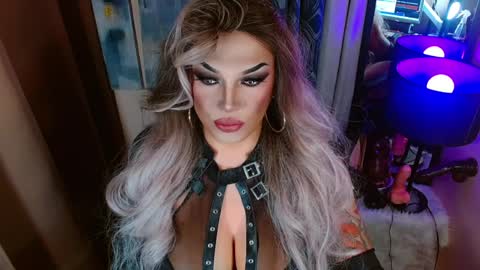 QUEEN MADISON  online show from April 8, 9:01 am