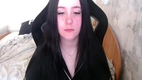 your_8a8y online show from April 16, 5:18 am