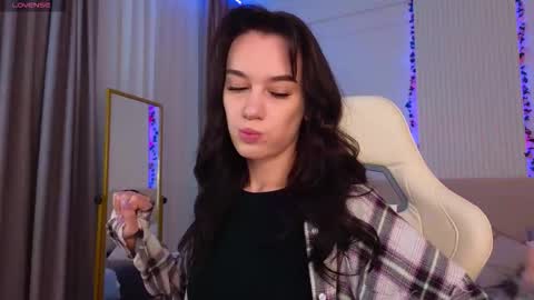 Jessica Loyd online show from March 10, 2:38 am