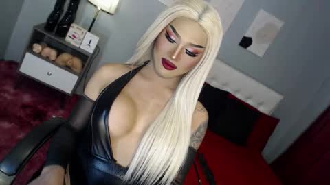 TRICXIEBELLE online show from November 5, 10:45 pm