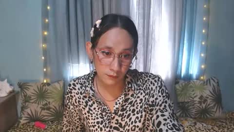 ZOE KHATE online show from April 8, 6:05 am