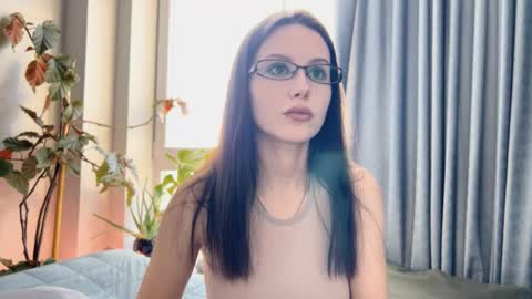 Snapshot of yourher0in chatting on March 5, 9:16 am Aida online show from March 5, 9:16 am