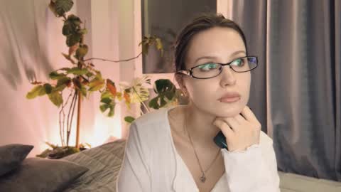 Snapshot of yourher0in chatting on March 10, 6:23 pm Aida online show from March 10, 6:23 pm