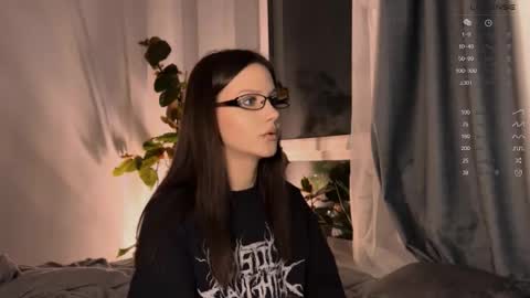 Snapshot of yourher0in chatting on March 11, 6:52 pm Aida online show from March 11, 6:52 pm