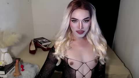 TIFFANY SUCKING QUEEN online show from May 15, 6:15 pm