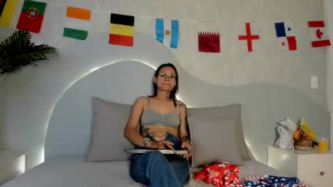 Zafiro and Amber online show from July 4, 1:04 pm
