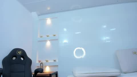 Zenda Evans online show from April 22, 4:08 am