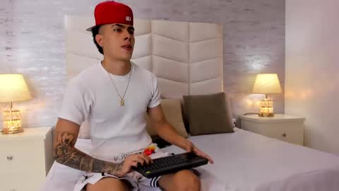 Snapshot of zeta_3 chatting on October 7, 3:35 am Sebas online show from October 7, 3:35 am